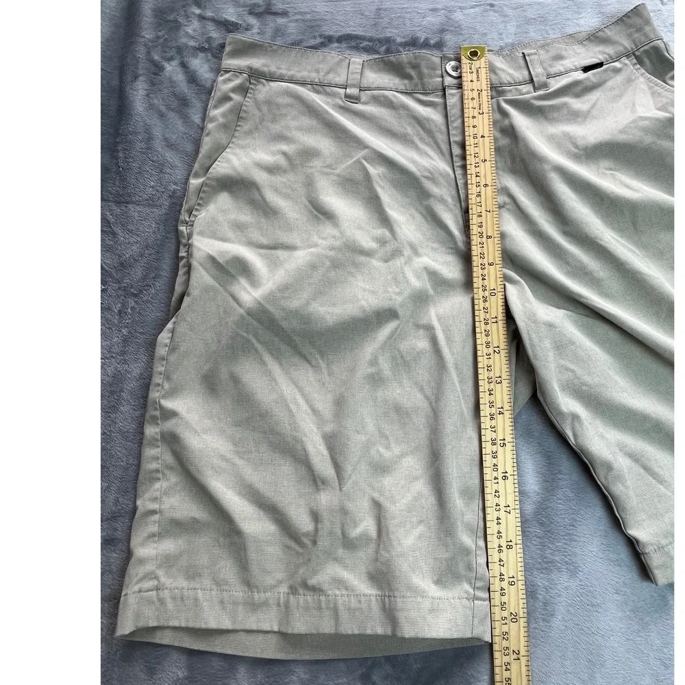 TravisMathew Mens Beck Golf Shorts Khaki Tan Stretch Size 34 Flat Front‎ Tech
